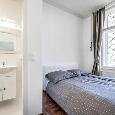 Opera Luxury Apartman *