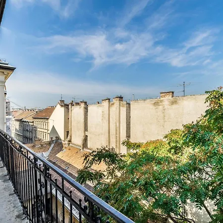 Opera Luxury Apartman *