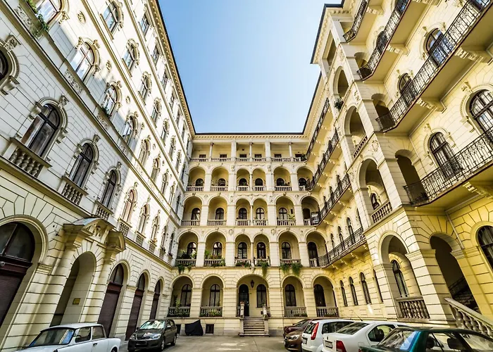 Opera Luxury Apartmán *